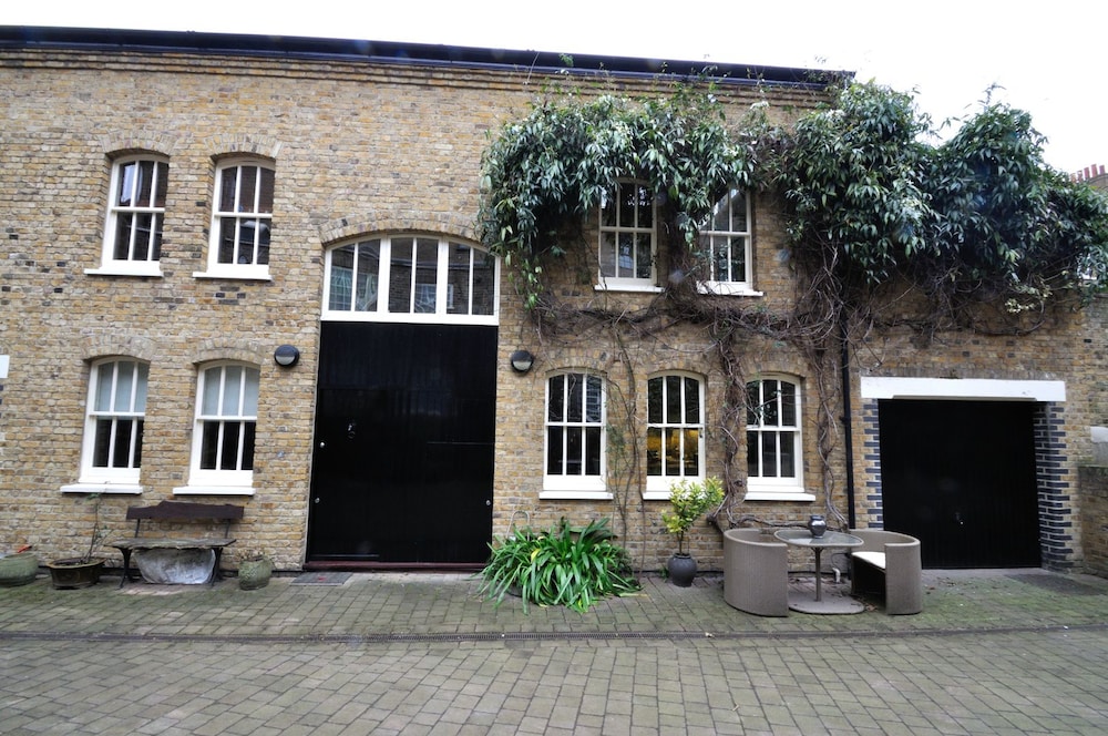 Veeve Stable Mews — 4-Star Luxury Hotel in London, United Kingdom