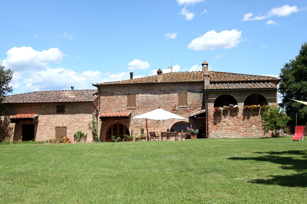 Tenuta La Santissima — 4-Star Luxury Hotel in Sovicille, Italy