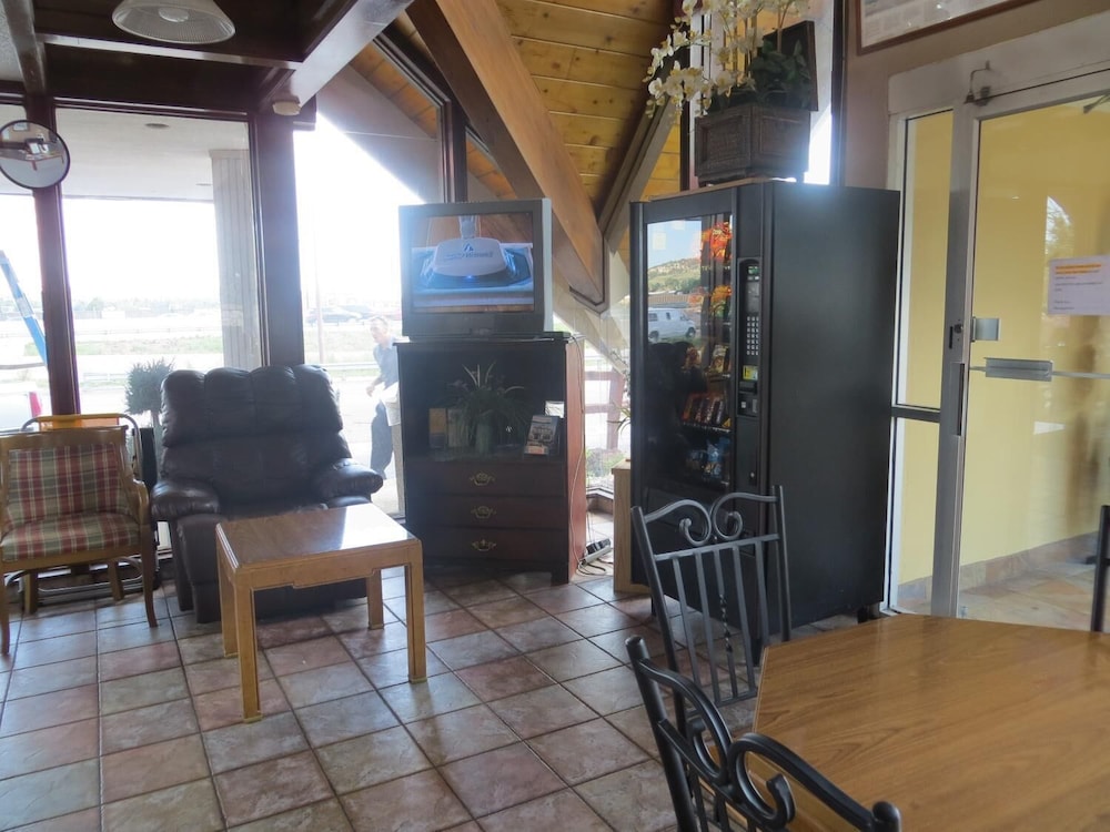 Days Inn by Wyndham Colorado Springs Garden of the Gods - photo 3