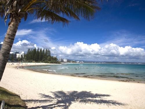 Tumut Unit 2 Balcony with Tweed Harbour Views — 4-Star Luxury Hotel in Coolangatta, Australia