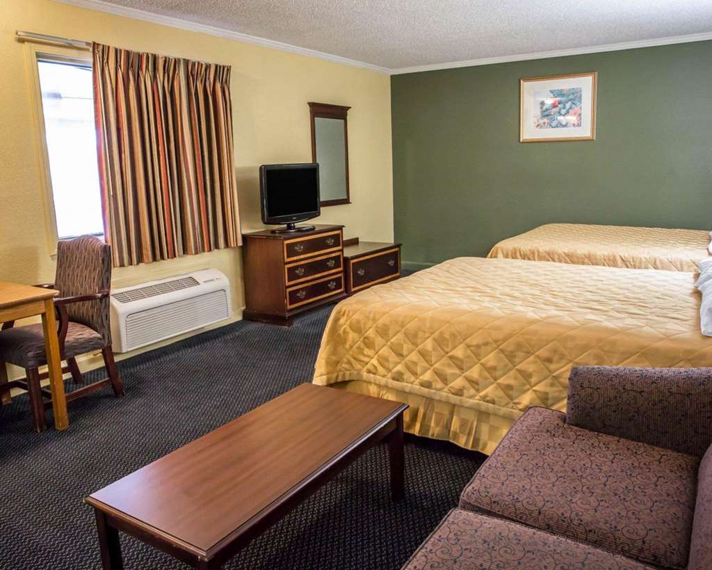 Rodeway Inn & Suites Plymouth Hwy 64 - photo 20