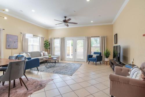 Modern DT Home King size Bed Patios Long Stays WiFi — 4-Star Luxury Hotel in Orlando, United States