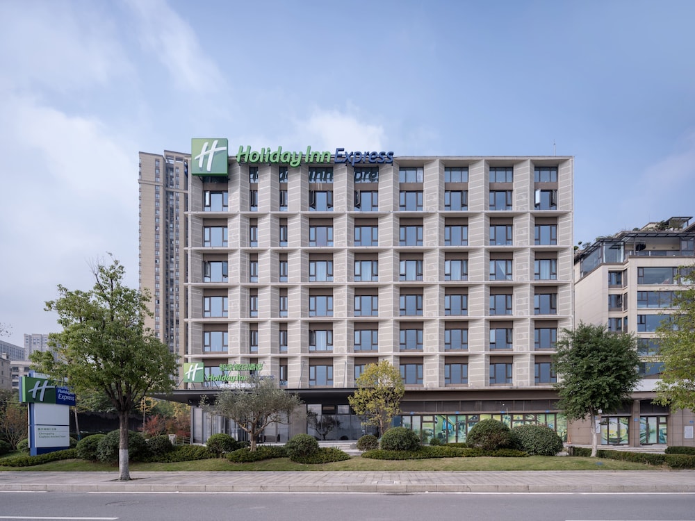 Holiday Inn Express Chongqing Ciqikou Ancient Town by IHG — 4-Star Luxury Hotel in Chongqing, People's Republic of China