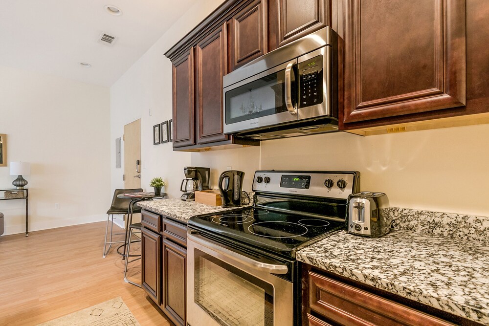 Hip 2BR in Arts Warehouse District - photo 22