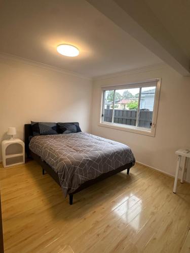 Comfortable and Spacious Queen Room SW2 — hotel in Wentworthville