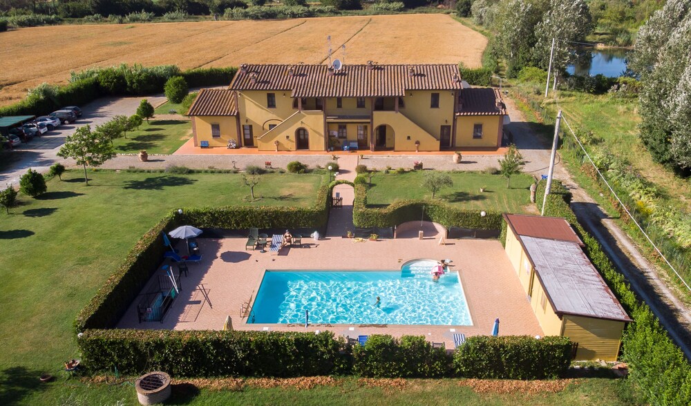 il Chiassetto Agriturismo No Kids — 4-Star Luxury Hotel in Cascina, Italy