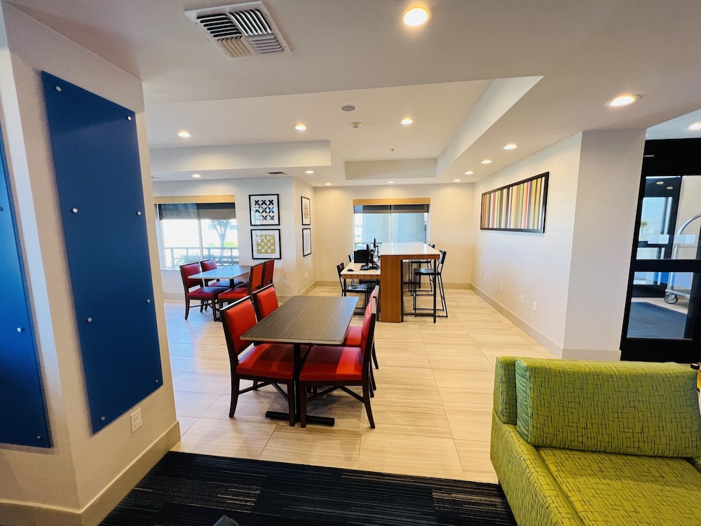 Holiday Inn Express & Suites Salinas by IHG - photo 21