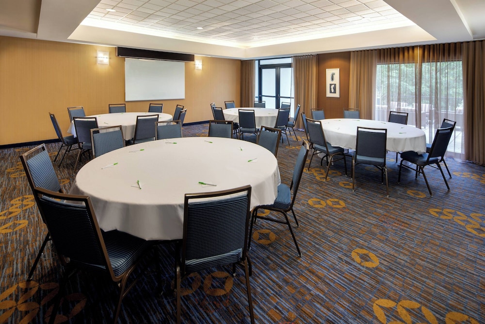 Courtyard by Marriott Grand Rapids Airport - photo 35