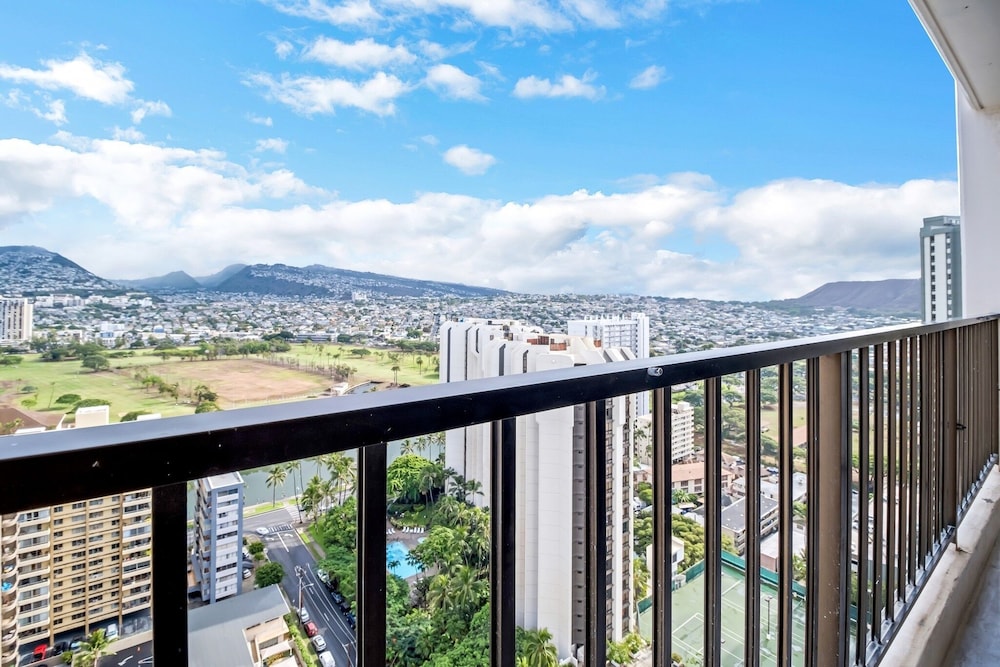 Newly Remodeled 30th Floor Suite with EPIC Mountain Views by Koko Resort Vacation Rentals - photo 19