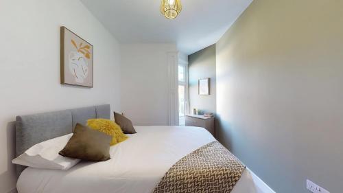 Riya Apartments 3 Bedroom 5 Beds 1 Bathroom Fast Wifi Sky Sports Free Parking 20 Percent Off Long Stay Perfect For Contractors — 4-Star Luxury Hotel in South Shields, United Kingdom