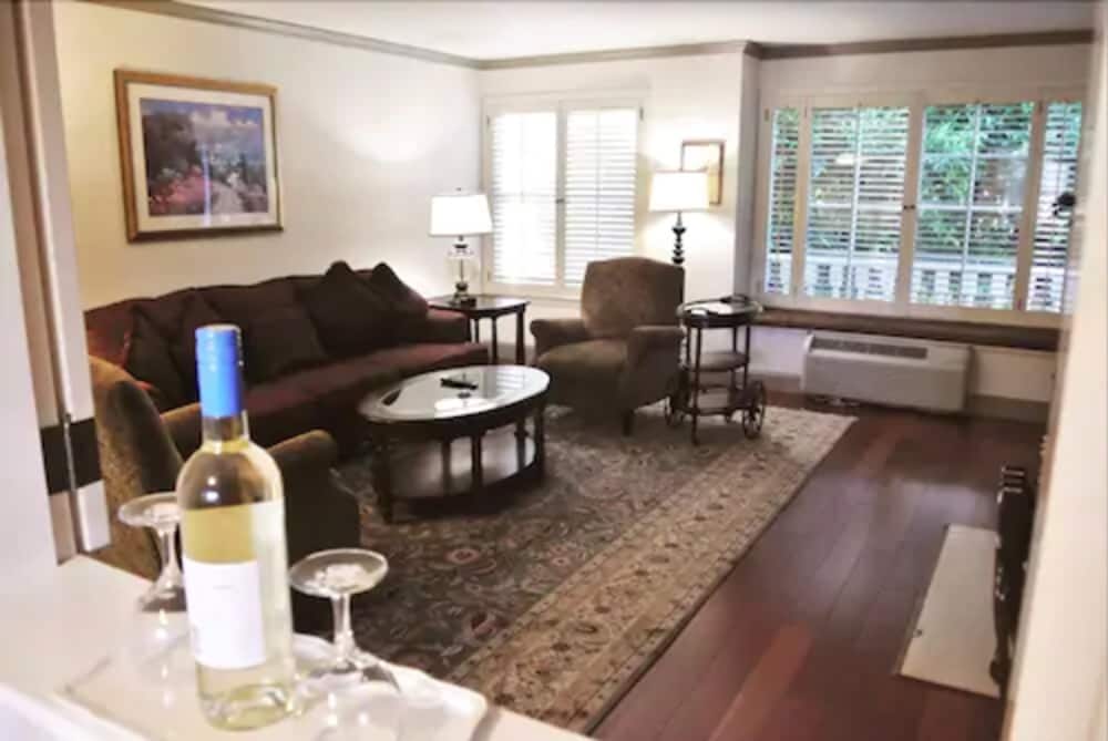 Cow Hollow Inn & Suites - photo 28