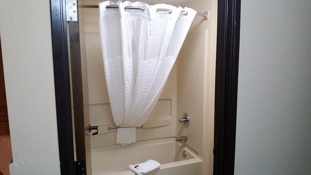 Baymont by Wyndham Belleville Airport Area - photo 24