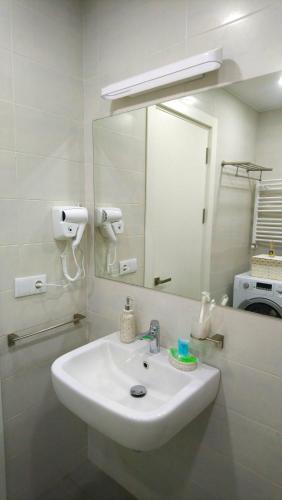 GG Home new cozy 2 bedroom apartment on 16th floor