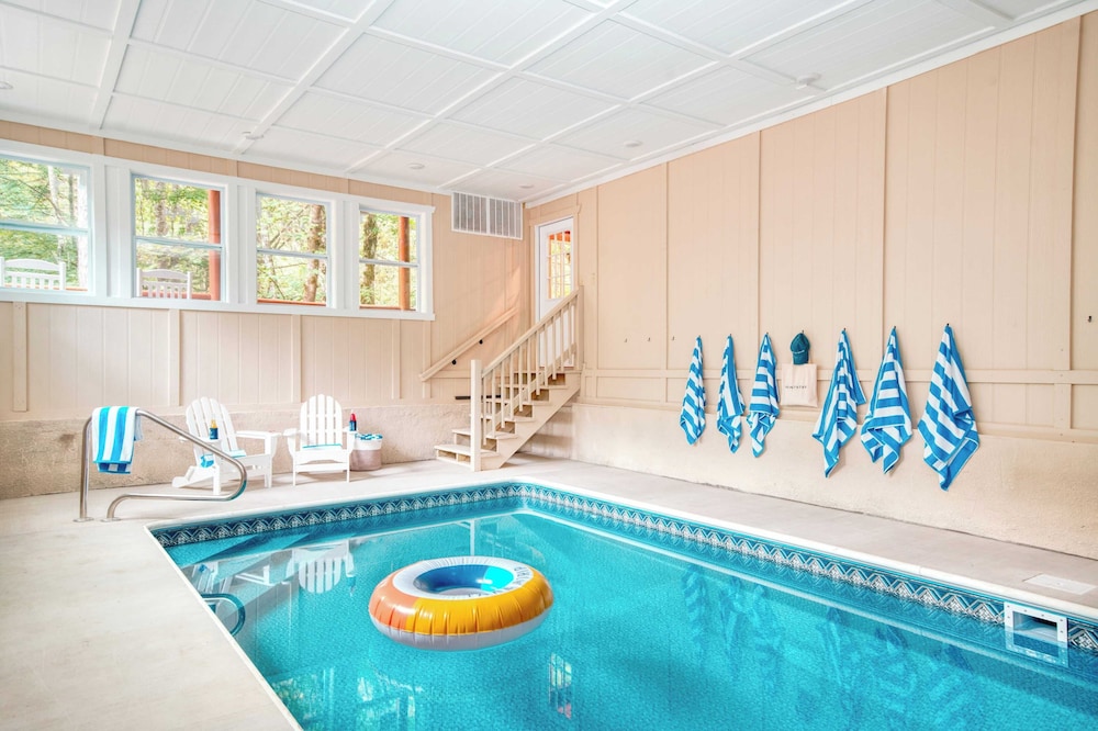 Bluestem by AvantStay Incredible Views w Large Balcony Indoor Pool in Sevierville, United States