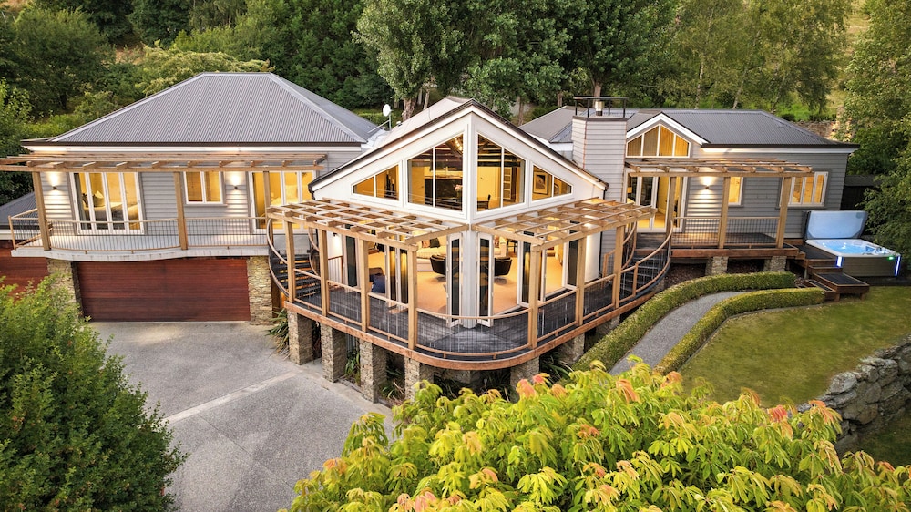 Pinnacle Villa — 4-Star Luxury Hotel in Queenstown, New Zealand