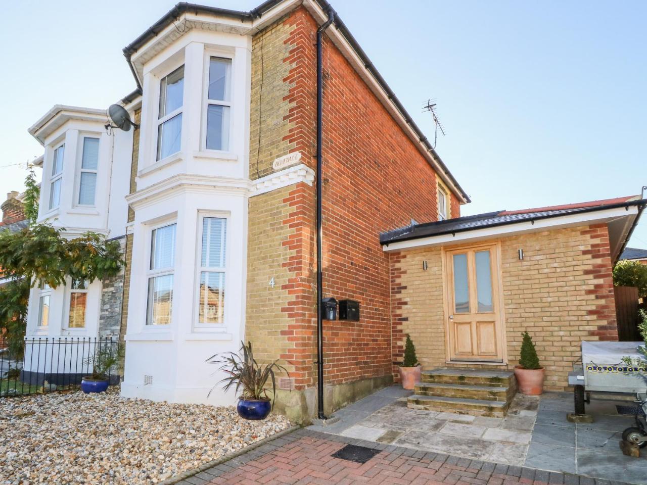 Dovedale - carbon neutral hotel in Ryde