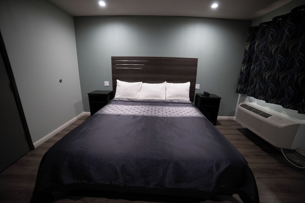 Express Inn & Suites - photo 16