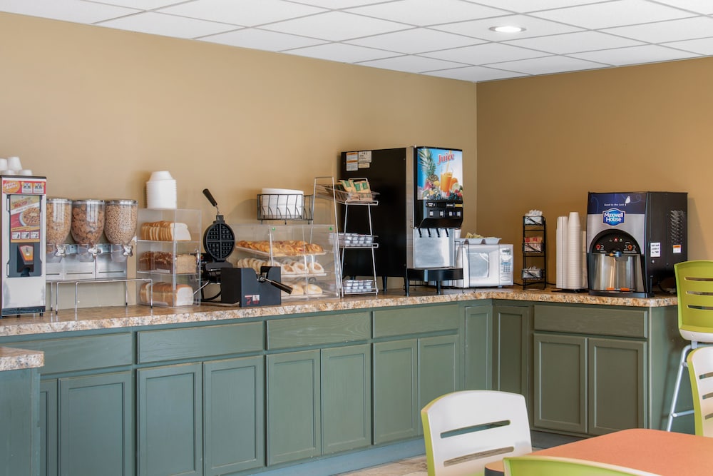 Econo Lodge Inn And Suites - photo 18