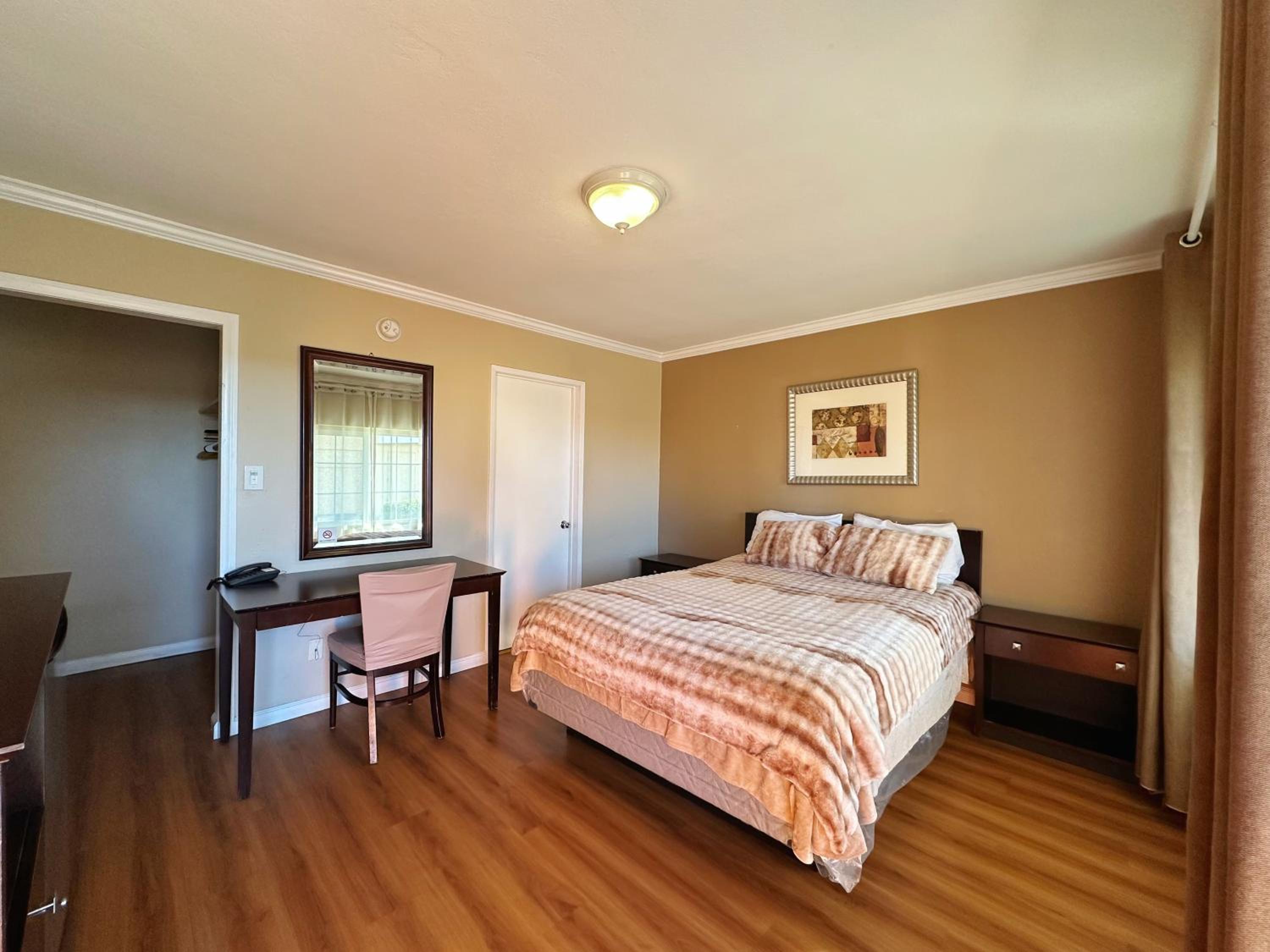 Royal Inn and Suites - photo 11