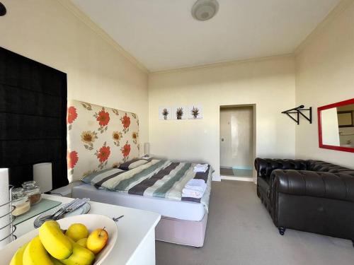 Private Park Island Room with own Bathroom at Lake