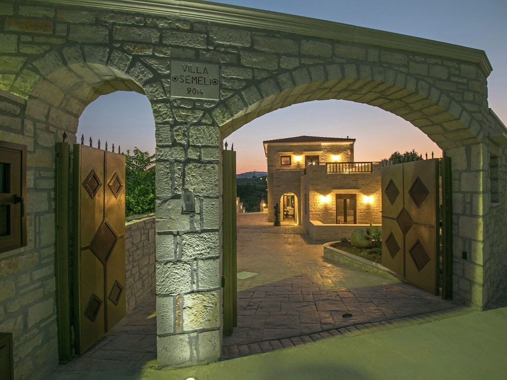 Luxurious Villa With Private Pool Near a Couple of Restaurants & Sandy Beach — 4-Star Luxury Hotel in Rethymno, Greece