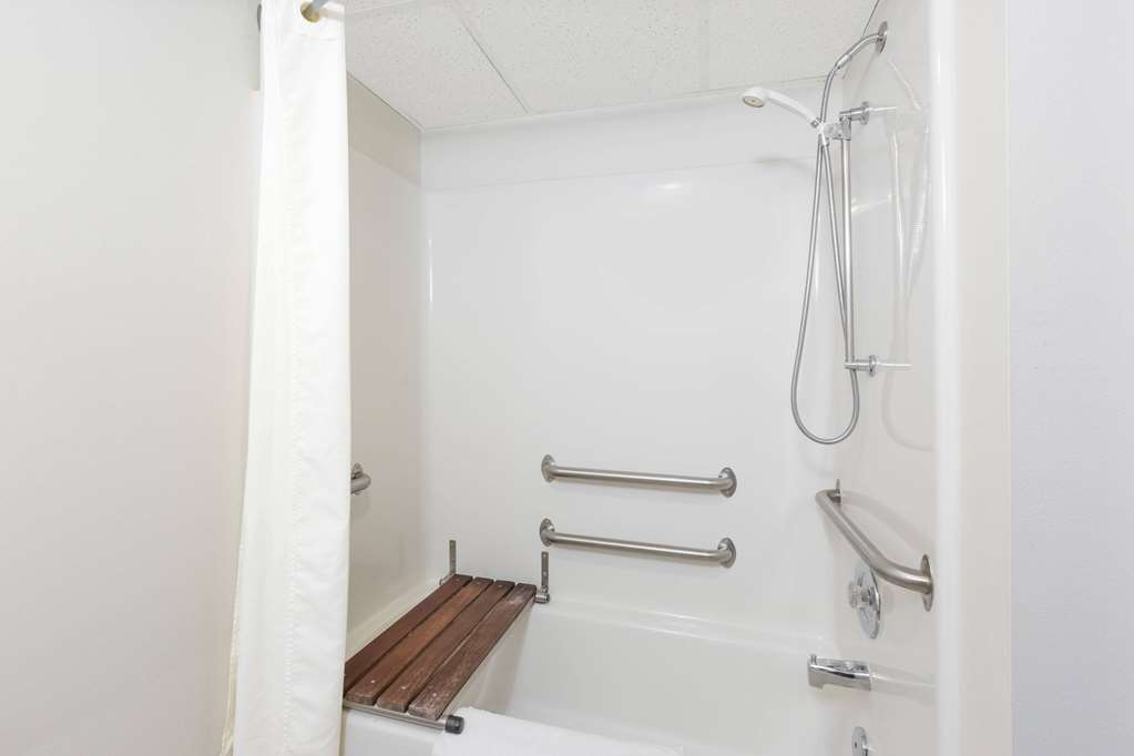 Super 8 by Wyndham Estherville - photo 4