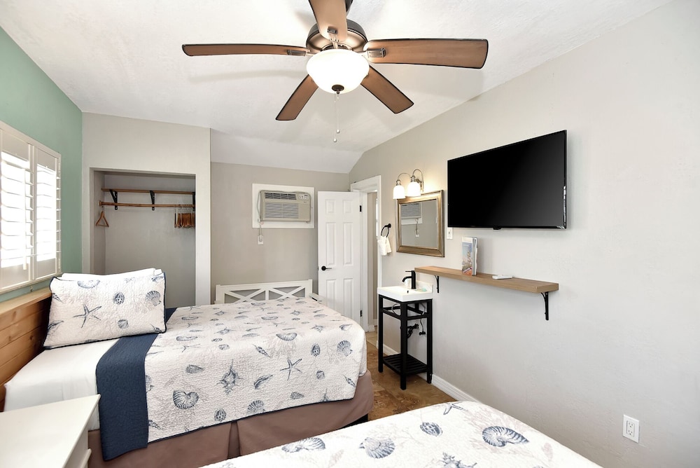 Shoreline Suites & Cabana Cottages - photo 29