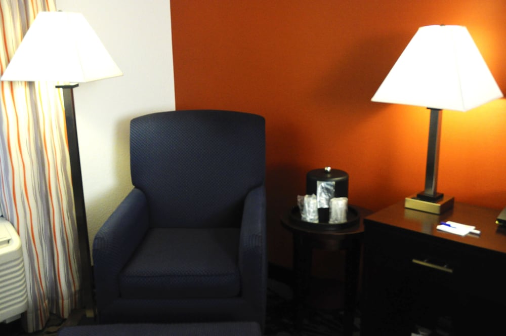 Holiday Inn Express & Suites Greenfield an IHG Hotel - photo 2
