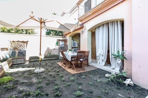 GuestHost Sa Domo d' Amare Comely Apartment with Parking — 4-Star Luxury Hotel in Pula, Italy