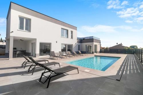 Villa Sunset — 4-Star Luxury Hotel in Galizana, Croatia