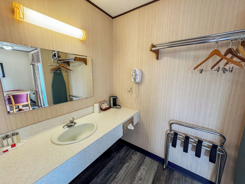Days Inn by Wyndham Mackinaw City Lakeview - photo 12