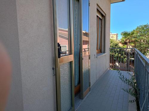 SE118 Senigallia ampio trilocale con balcone — 4-Star Luxury Hotel in Senigallia, Italy