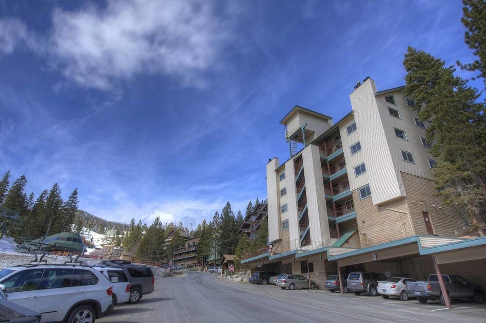 Skier's Dream Sleeps 6 2 Br condo by RedAwning