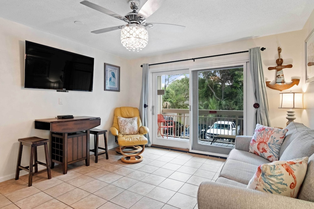 Walk to Bars & Shops: Resort Condo in Hilton Head - photo 6