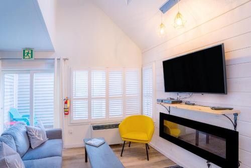 Loft with a view of Blue Free Wifi Linens and Towels Included in Collingwood, Canada