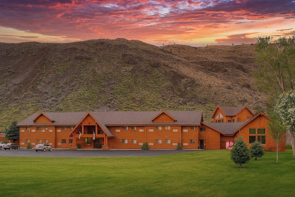 Yellowstone Village Inn and Suites — hotel in Gardiner