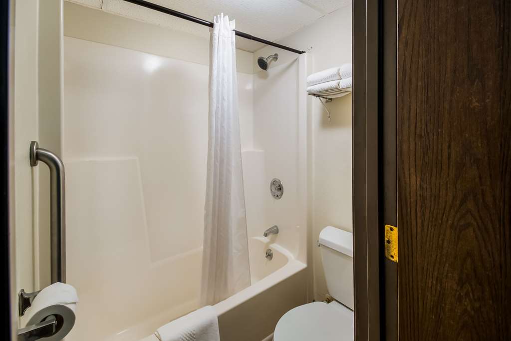 Econo Lodge Duluth near Miller Hill Mall - photo 11