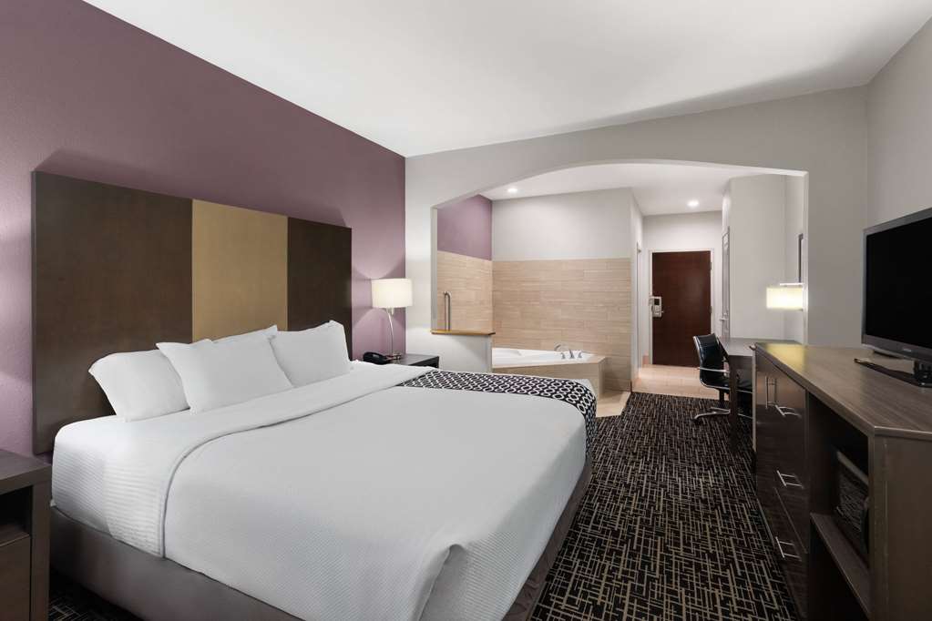 La Quinta Inn & Suites by Wyndham Snellville Stone Mountain - photo 24
