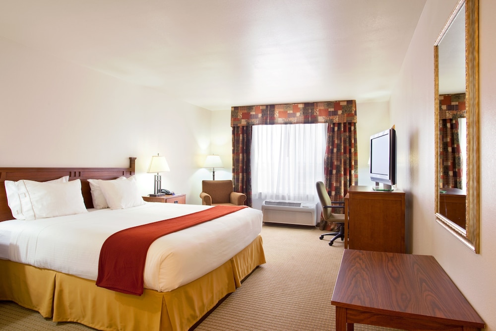 Holiday Inn Express & Suites Mattoon by IHG - photo 13