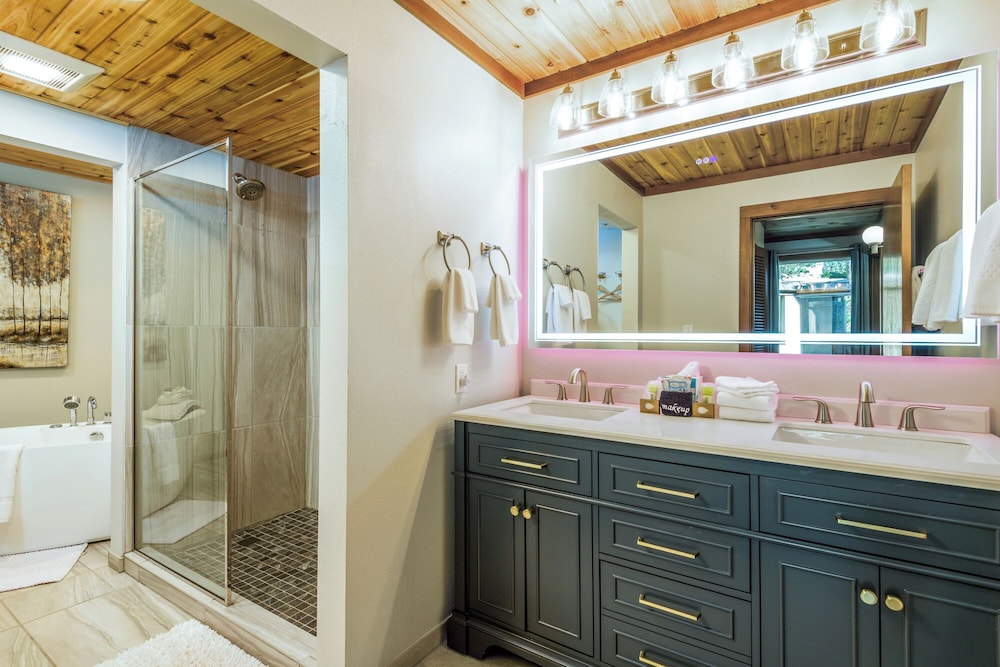 Little Creek Cove Beachfront Resort - featured photo