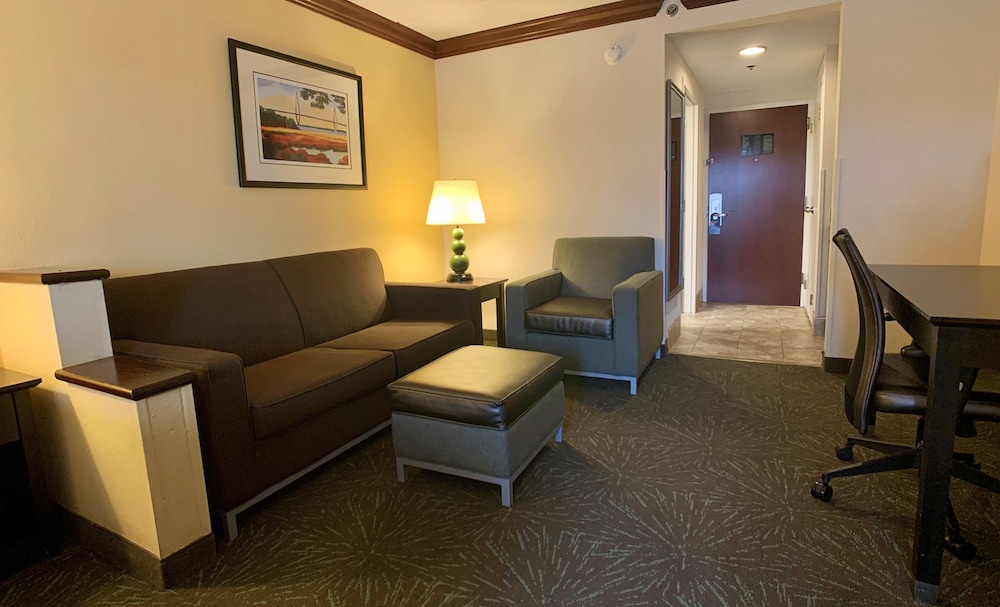 Holiday Inn Express & Suites Charleston Northwoods by IHG - photo 14