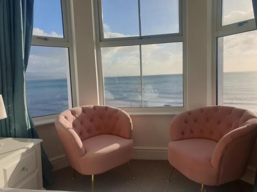 Glan y Mor Sleeps 20 8 Bedrooms 8 Bathrooms Seafront Criccieth in Criccieth, United Kingdom