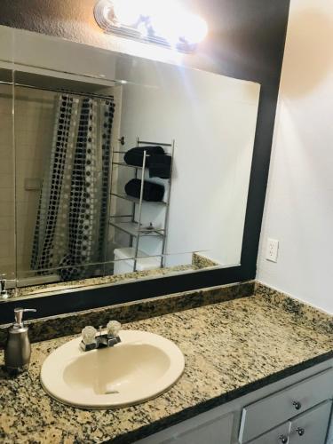 Amazing Spare Bedroom ... 2 B 2 B suite Behind LV Convention Center