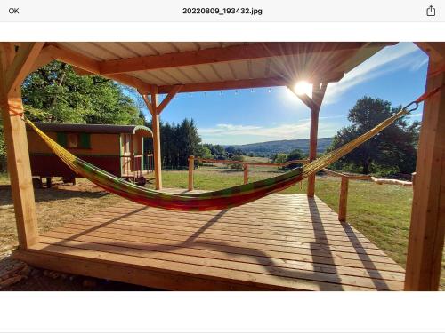 La Roulotte du Bonheur pet-friendly hotel Saint-Pardoux-La-Riviere