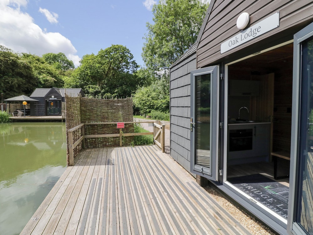 Oak Lodge At Bridge Lake Farm & Fishery — 4-Star Luxury Hotel in Banbury, United Kingdom
