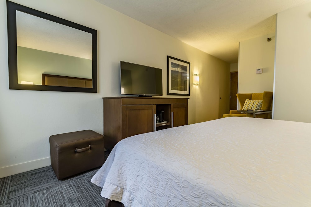 Hampton Inn Winchester University Mall Area - photo 11
