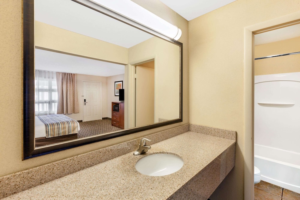 Baymont by Wyndham St. Ignace Lakefront - photo 21