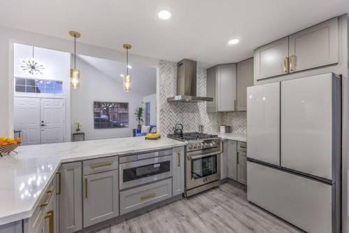 Peaceful Oasis Near Strip & Airport Pool Spa