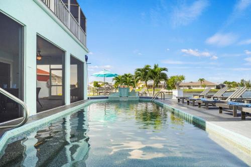 Schell Topia Lake Front — 4-Star Luxury Hotel in Lochmoor Waterway Estates, United States