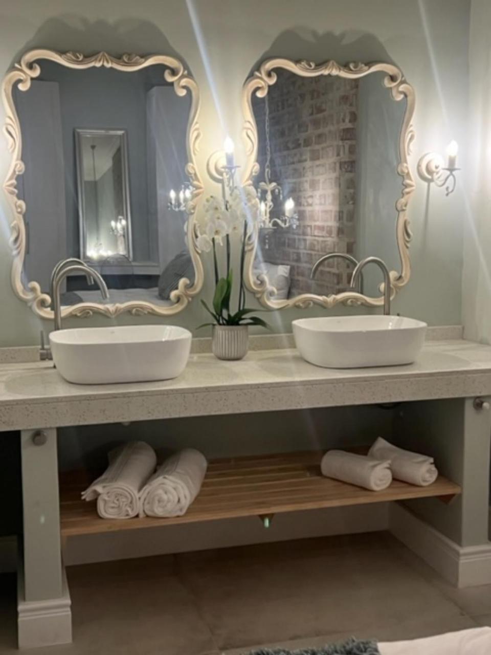 Two on Milner Oak Tree Cottage Stylish Open Plan Guesthouse in Rondebosch